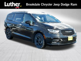 New 2025 Chrysler Pacifica Premium image 1