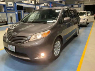 Used 2013 Toyota Sienna XLE image 1