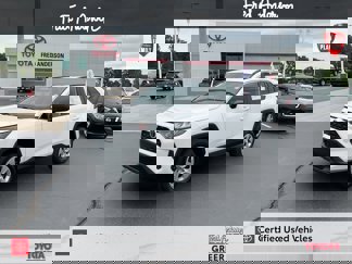 Used 2021 Toyota RAV4 LE image 1
