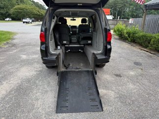 Used 2011 Volkswagen Routan SE image 1