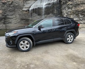 Used 2019 Toyota RAV4 XLE image 1