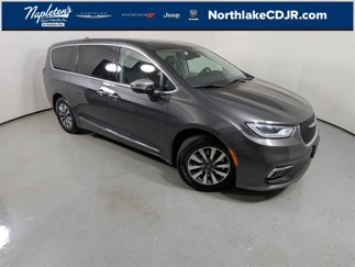 Used 2023 Chrysler Pacifica Limited image 1