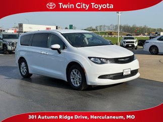 Used 2022 Chrysler Voyager LX image 1