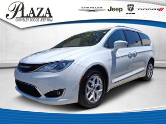 Used 2017 Chrysler Pacifica Touring-L w/ Tire & Wheel Group image 1