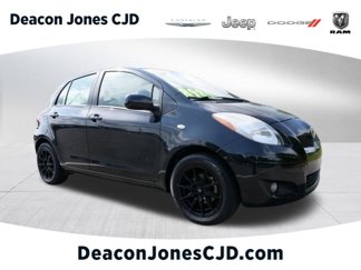 Used 2011 Toyota Yaris 4-Door Hatchback image 1