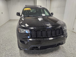 Used 2019 Jeep Grand Cherokee Laredo image 1