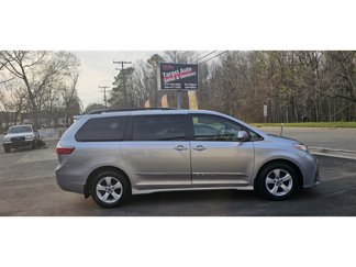 Used 2018 Toyota Sienna LE image 1