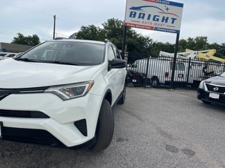 Used 2018 Toyota RAV4 LE image 1
