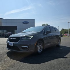 Used 2022 Chrysler Pacifica Touring-L w/ Uconnect Theater Family Group image 1