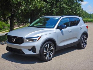 Used 2025 Volvo XC40 B5 Plus image 1