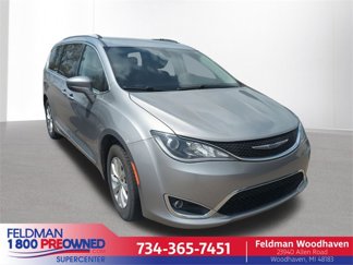 Used 2018 Chrysler Pacifica Touring-L w/ Tire & Wheel Group image 1