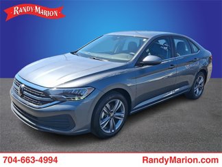Used 2024 Volkswagen Jetta SE image 1