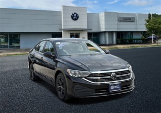 Certified 2022 Volkswagen Jetta SE image 1