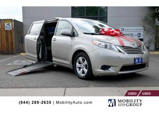 Used 2015 Toyota Sienna LE image 1