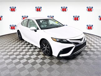 Used 2023 Toyota Camry SE image 1