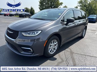 Used 2023 Chrysler Pacifica Touring-L image 1