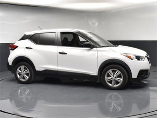 Used 2020 Nissan Kicks S image 1