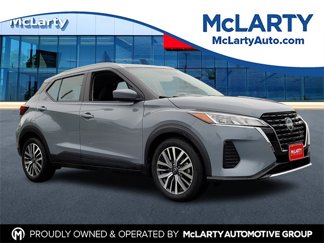 Used 2022 Nissan Kicks SV image 1