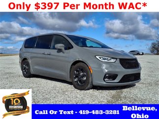 Used 2022 Chrysler Pacifica Limited w/ Uconnect Theater Family Group image 1