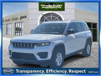 Used 2023 Jeep Grand Cherokee Laredo image 1