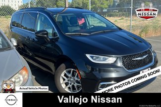 Used 2022 Chrysler Pacifica Touring-L image 1