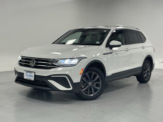 Used 2022 Volkswagen Tiguan SE w/ Panoramic Sunroof Package image 1