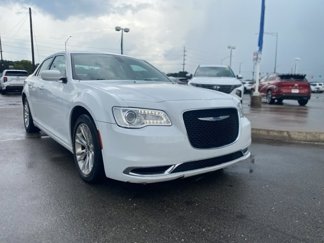 Used 2023 Chrysler Pacifica Touring-L image 1