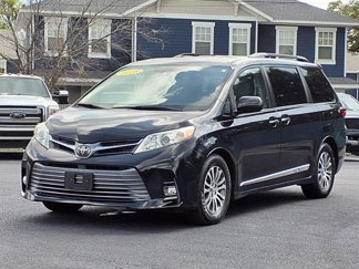 Used 2018 Toyota Sienna XLE image 1