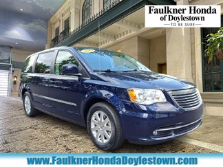 Used 2015 Chrysler Town & Country Touring image 1