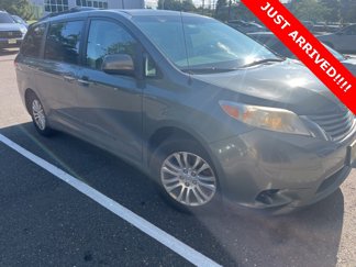 Used 2014 Toyota Sienna XLE image 1