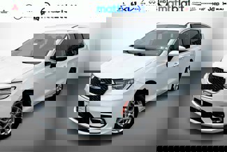Used 2023 Chrysler Pacifica Touring-L image 1