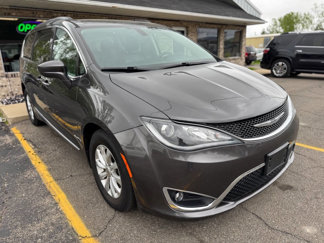 Used 2017 Chrysler Pacifica Touring-L image 1