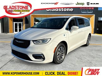Used 2022 Chrysler Pacifica Touring-L w/ Uconnect Theater Family Group image 1