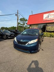 Used 2011 Toyota Sienna LE image 1