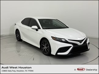 Used 2021 Toyota Camry SE image 1