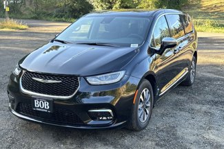 New 2023 Chrysler Pacifica Limited w/ Uconnect Theater Family Group image 1