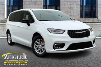 New 2025 Chrysler Pacifica Select image 1