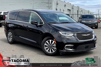 Used 2023 Chrysler Pacifica Touring-L image 1