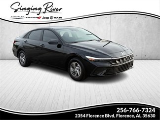 Used 2025 Hyundai Elantra SE image 1