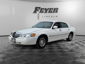 Used 2002 Lincoln Town Car Signature image 1