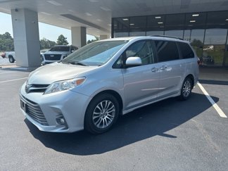 Used 2020 Toyota Sienna XLE image 1