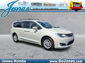 Used 2017 Chrysler Pacifica Touring-L image 1