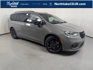 New 2025 Chrysler Pacifica Limited image 1