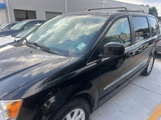 Used 2015 Chrysler Town & Country Touring image 1