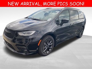 Used 2021 Chrysler Pacifica Touring w/ S Appearance Package image 1