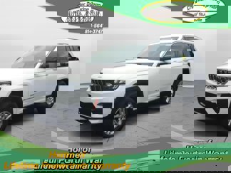 Used 2023 Jeep Grand Cherokee Laredo image 1