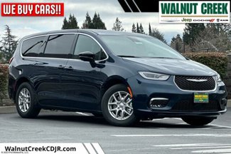 New 2025 Chrysler Pacifica Select image 1