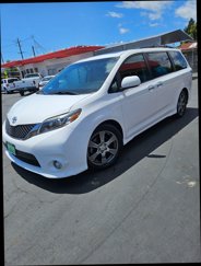 Used 2017 Toyota Sienna SE image 1