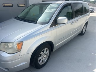 Used 2010 Chrysler Town & Country Touring image 1