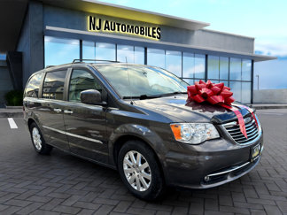Used 2016 Chrysler Town & Country Touring w/ Driver Convenience Group image 1